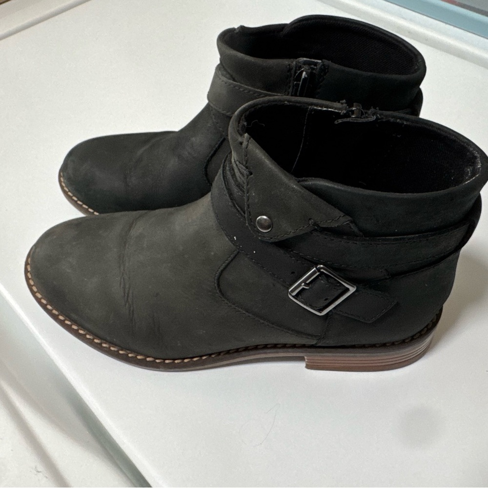 CLARKS / Black Ankle Boots with Buckle / Size 5.5
